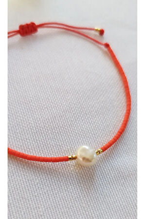 Miyuki Dizi Tek Sıra Kırmızı Minimal Bileklik, Gerçek Tatlı Su Incili (ZEYTİN AĞACI BİLEKLİĞİ)