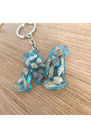 "M" HARFİ - Açık Mavi Deniz Epoksi Harf Anahtarlık – Gerçek Deniz Kabuğu, El Yapımı, Benzersiz