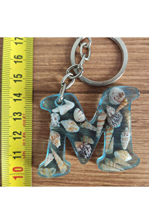 "M" HARFİ - Açık Mavi Deniz Epoksi Harf Anahtarlık – Gerçek Deniz Kabuğu, El Yapımı, Benzersiz