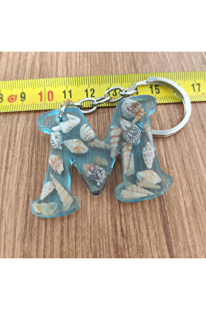 "M" HARFİ - Açık Mavi Deniz Epoksi Harf Anahtarlık – Gerçek Deniz Kabuğu, El Yapımı, Benzersiz