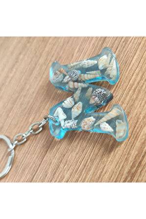 "M" HARFİ - Açık Mavi Deniz Epoksi Harf Anahtarlık – Gerçek Deniz Kabuğu, El Yapımı, Benzersiz