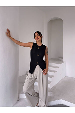 Gold Düğme Detaylı Ön Yırtmaçlı Kolsuz Bluz