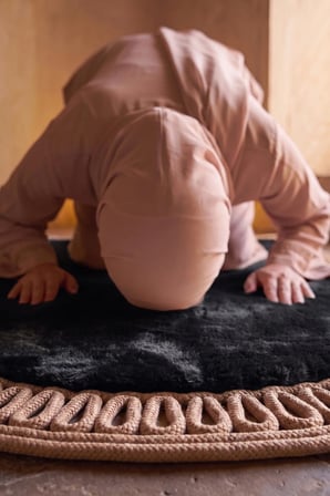 Merplush Mihraplı Peluş Seccade 75x130 cm Süet Taban Yıkanabilir Yumuşak Namaz Halısı