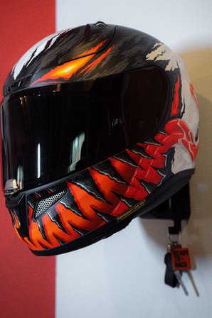 Motosiklet Kask ve Mont Askılığı – Duvara Monte Kask Tutucu ve Anahtar Askısı