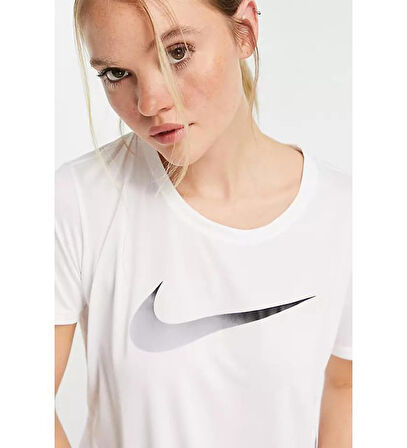 Dri-Fit One Swoosh Graphic Running Standart Fit Beyaz Kadın Tişört