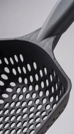 Kedi Kumu Eleme Küreği, Metal gövde ve ince diş yapısıyla hijyenik temizlik amaçlı