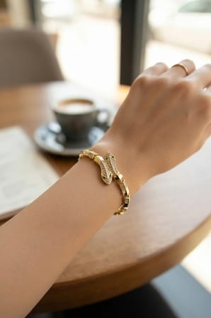 Gold Renk Pirinç Zirkon Taşlı Yılan Model Kadın Bileklik -MİRAYLİFE