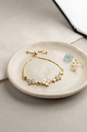 Gold Renk Zirkon Taşlı Pirinç Sedefli Yonca Model Asansörlü Bileklik -MİRAYLİFE