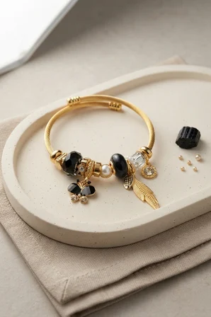 Kelebek Model Gold Renk Siyah Charmlı Bileklik -MİRAYLİFE