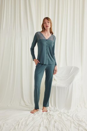 Yakası Omzu Ve Paçası Dantelli Boydan Düğmeli Pijama Takımı
