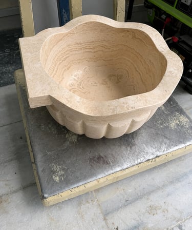 Premium Bej Hamam Kurnası — El Oyması Lüks Osmanlı Tasarımı - Traverten Kavun Dilimi Mermer Kurna - Hamam Kurnası