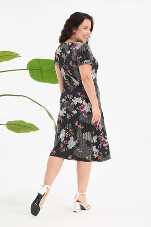 Kadın Siyah Beyaz Floral Petek Desen Büyük Beden Esnek Midi Elbise