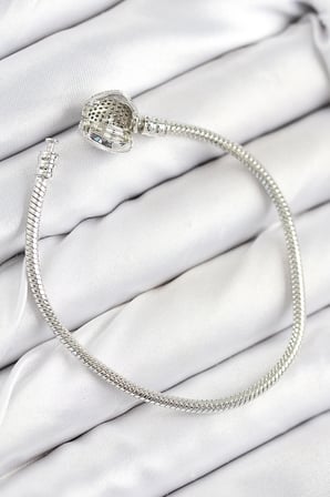 Pirinç Charm Zirkon Taşlı Kalp Model Gümüş Renk Kadın Bileklik