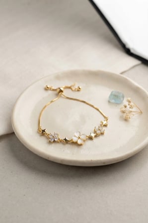 Mey İthalat Gold Renk Zirkon Taşlı Pirinç Sedefli Yonca Model Asansörlü Bileklik