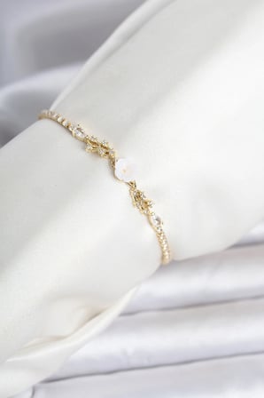 Pirinç Gold Renk Çiçek Model Su Yolu Kadın Bileklik