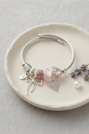 Mey İthalat Fiyonk ve Kalp Pembe Charmlı Gümüş Renk Bileklik