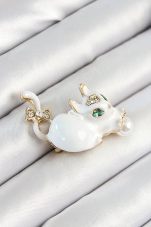 Zirkon Taşlı İnci Detaylı Beyaz 3D Kedi Figürlü Gold Renk Kadın Broş