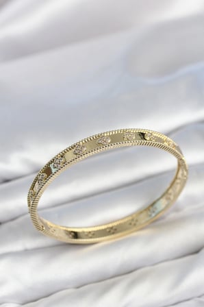 Mey İthalat Gold Renk Pirinç Yonca Model Zirkon Taşlı Kadın Kelepçe Bileklik