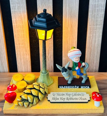 Dekoratif Nasreddin Hoca Biblosu  Işıklı Ahşap Standlı El Yapımı Nostaljik Hediye