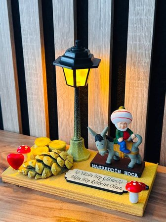 Dekoratif Nasreddin Hoca Biblosu  Işıklı Ahşap Standlı El Yapımı Nostaljik Hediye