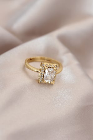 Ayarlamalı Gold Renk Metal Zirkon ve Kristal Taşlı Dikdörtgen Model Yüzük 5886