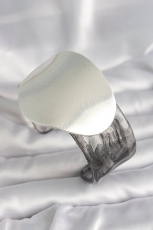 Siyah Mermer Desen Akrilik Pilastik Gümüş Plaka Model Vintage Kadın Bilezik 5886