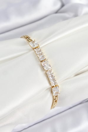 Xuping Pirinç Parçalı Su Yolu Model Gold Renk Kadın Bileklik 5886