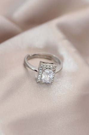 Ayarlamalı Silver Renk Metal Zirkon ve Kristal Taşlı Dikdörtgen Model Yüzük 58