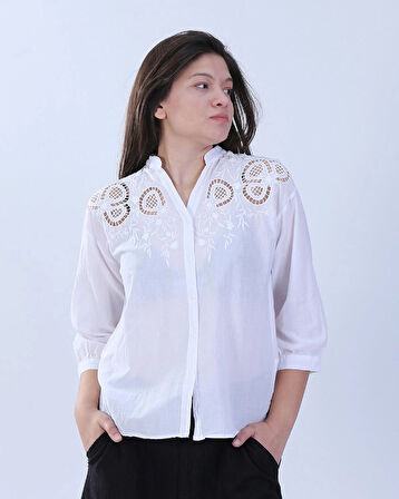 Dantel İşlemeli Beyaz Gömlek