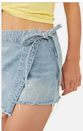 Wrap Detaylı Açık Mavi Denim Şort Etek (Dar Kalıp)