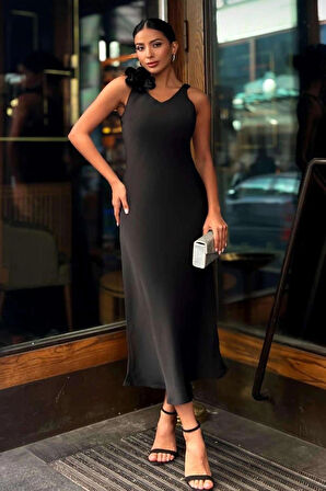 Zarif İğne Broş Detaylı Midi Elbise