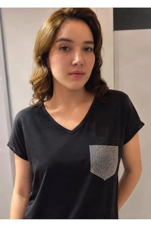 Taş Cepli V Yaka Siyah Basic Bluz
