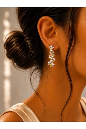 Kristal Taşlı Gold Sallantılı Küpe – Işıltılı Geometrik Tasarım