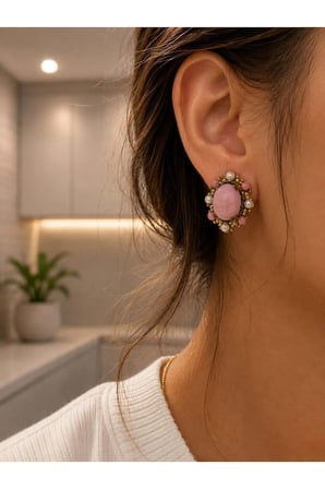 Pembe Taş ve İnci Detaylı Gold Klipsli Küpe