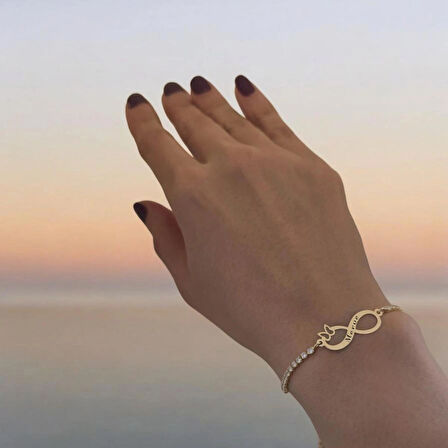 Parlak ve Asil Görünümlü, Sonsuzluk Kelebek Motifli 14 Ayar Altın Plakalı ve Beyaz Taşlı Merve Bilekliği