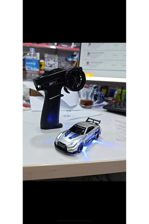 1:43 Ölçek Metal Şarjlı Mini Drift Rc 15 Km Hız 4 Çeker Nissan Gtr Tasarım Profesyonel Uzaktan Kumandalı Drift ve Yarış Arabası