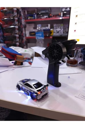 1:43 Ölçek Metal Şarjlı Mini Drift Rc 15 Km Hız 4 Çeker Nissan Gtr Tasarım Profesyonel Uzaktan Kumandalı Drift ve Yarış Arabası