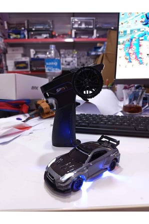 1:43 Ölçek Metal Şarjlı Mini Drift Rc 15 Km Hız 4 Çeker Nissan Gtr Tasarım Profesyonel Uzaktan Kumandalı Drift ve Yarış Arabası