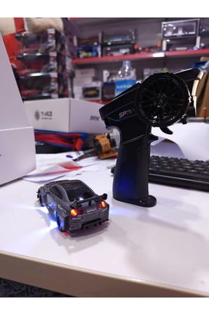1:43 Ölçek Metal Şarjlı Mini Drift Rc 15 Km Hız 4 Çeker Nissan Gtr Tasarım Profesyonel Uzaktan Kumandalı Drift ve Yarış Arabası