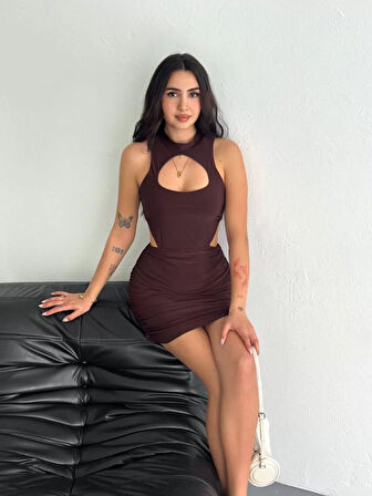 Göğüs ve Yanlar dekolteli Kolsuz Boy Elbise - Kahverengi