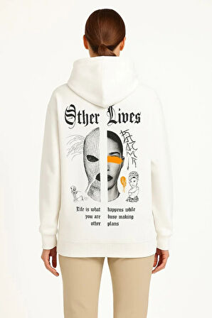 Kadın Oversize Üç İplik Şardonlu Kapüşonlu Sweatshirt – Beyaz “Other Lives” Ön ve Arka Baskılı, Kanguru Cepli, Ribanalı Rahat Kışlık Model Beyaz