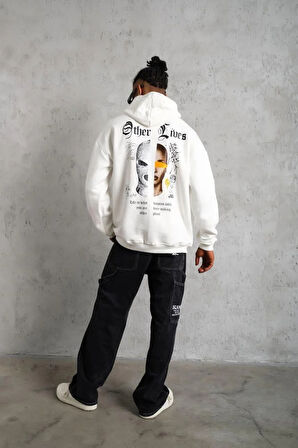 Kadın Oversize Üç İplik Şardonlu Kapüşonlu Sweatshirt – Beyaz “Other Lives” Ön ve Arka Baskılı, Kanguru Cepli, Ribanalı Rahat Kışlık Model Beyaz
