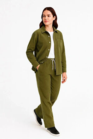 Kadın Kadife Oversize Takım – Gömlek ve Pantolon İkili Set Füme Corduroy Şıklığı, Rahat ve Zarif Duruş Yumuşak Dokulu Kadife Kumaş, Düğmeli Gömlek Üst ve Lastikli Pantolon Alt Parça ile Gün Boyu Konfor- haki