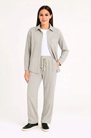 Kadın Kadife Oversize Takım – Gömlek ve Pantolon İkili Set Füme Corduroy Şıklığı, Rahat ve Zarif Duruş Yumuşak Dokulu Kadife Kumaş, Düğmeli Gömlek Üst ve Lastikli Pantolon Alt Parça ile Gün Boyu Konfor- Gri