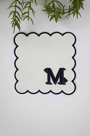 M Harfi Minimal Monogramlı Siyah Nakış Kenarlı Beyaz Kokteyl Peçetesi 1 Adet