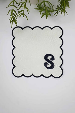 S Harfi Minimal Monogramlı Siyah Nakış Kenarlı Beyaz Kokteyl Peçetesi 1 Adet