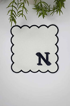 N Harfi Minimal Monogramlı Siyah Nakış Kenarlı Beyaz Kokteyl Peçetesi 1 Adet