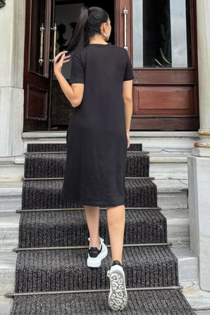 Kadın Siyah Yuvarlak Yaka, Kısa Kollu, Diz Boyu, Dökümlü A Kesim, Salaş Günlük Elbise