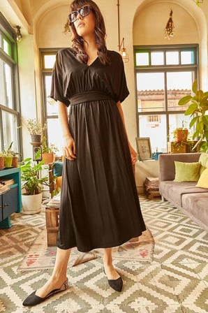 Kadın Siyah Oversize Kesim Kısa Kol Kemer Detaylı Maksi Boy, Uzun Rahat Ve Günlük Elbise