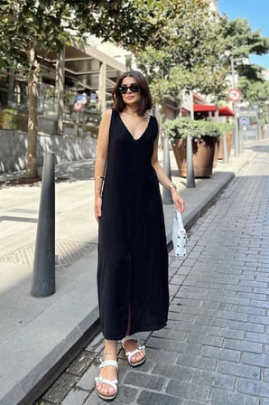 Siyah Askılı İthal Müslin Kumaş, Önü Ve Arkası V Yaka, Önden Yırtmaçlı, Maksi/Uzun Salaş Elbise